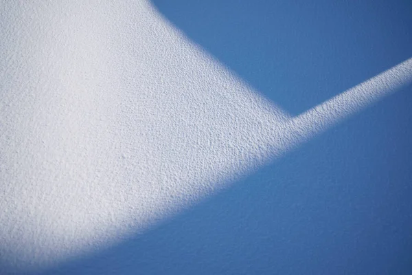 Výše Geometrické Odstíny Pokrývající Bílou Zasněženou Zem Slunném Chladném Zimním — Stock fotografie