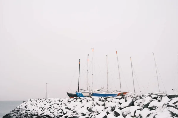 Viele Boote Ohne Segel Masten Vor Verschneiter Küste Vor Grauem — Stockfoto