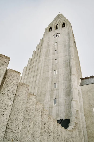 Baixo Fachada Hallgrimskirkja Incomum Igreja Paroquial Luterana Com Torre Curva — Fotografia de Stock