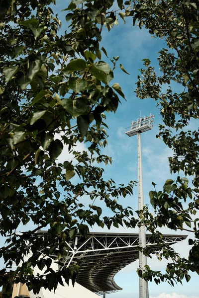 Низький Кут Сучасного Грандіозного Високого Прожектора Міському Стадіоні Через Пишне — стокове фото