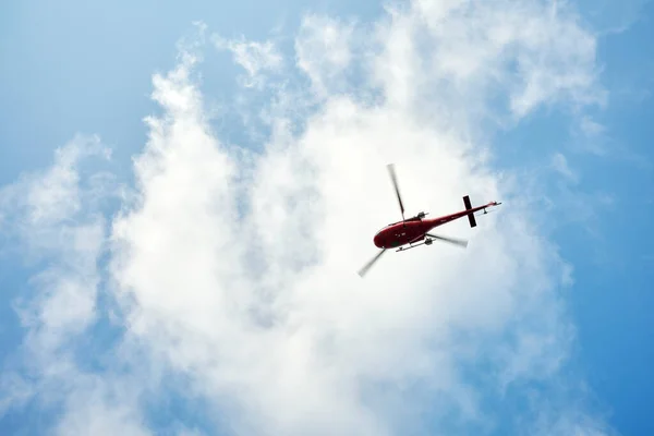 Dessous Hélicoptère Rouge Volant Contre Des Nuages Bleus Pelucheux Dans — Photo