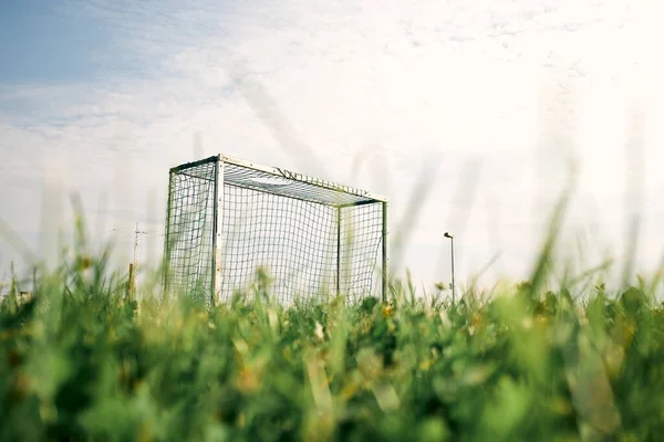 Marknivå För Fotbollsmål Med Netto Installerat Gräsplan Mot Molnig Himmel — Stockfoto