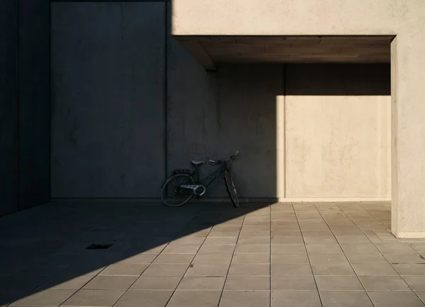 Ποδήλατο Σταθμευμένο Πλακάκια Δαπέδου Κοντά Τσιμέντο Γκρίζο Τοίχο Στη Σκιά — Φωτογραφία Αρχείου