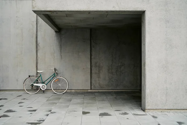 Ποδήλατο Σταθμευμένο Βρεγμένο Δάπεδο Πλακάκια Κοντά Γκρι Τσιμεντένιο Τοίχο Κάτω — Φωτογραφία Αρχείου