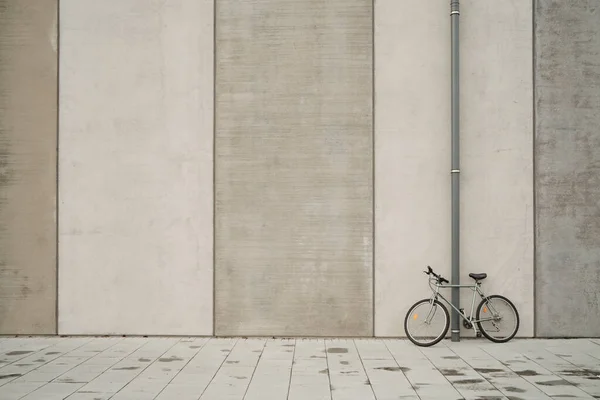 Μοντέρνο Ποδήλατο Σταθμευμένο Βρεγμένο Πεζοδρόμιο Κοντά Γκρι Σωλήνα Τοποθετείται Τσιμεντένιο — Φωτογραφία Αρχείου