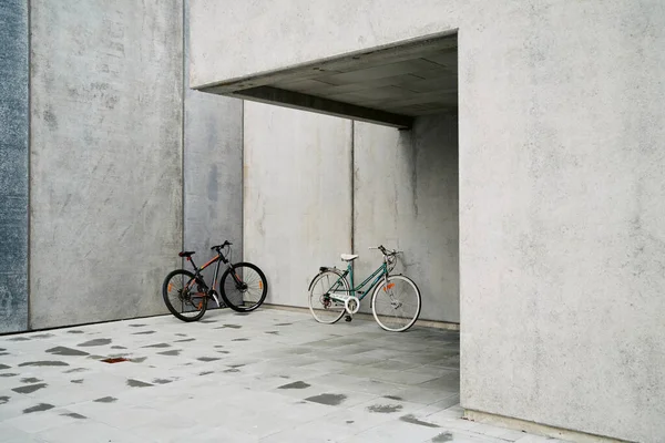 Μοντέρνα Ποδήλατα Σταθμευμένα Πλακάκια Εδάφους Κοντά Γκρίζο Τσιμεντένιο Τοίχο Του — Φωτογραφία Αρχείου