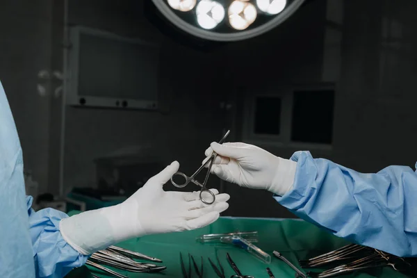 Закройте Руки Хирургам Возьмите Ножницы — стоковое фото
