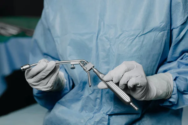 Ein Chirurgisches Harnröhrchen Den Händen Eines Arztes — Stockfoto