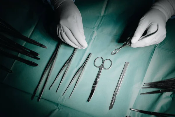 Рука Доктора Берет Хирургический Инструмент Стола — стоковое фото