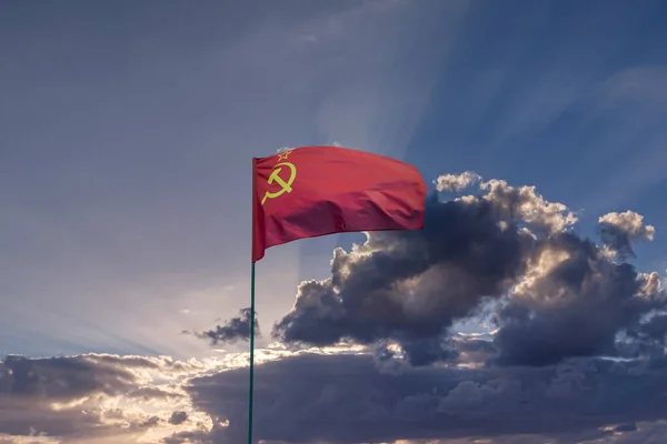 Cccp苏联国旗在乌云密布的天空中飘扬 — 图库照片