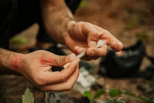 Крупный План Руки Катающей Сигарету Марихуаной Лесу — стоковое фото