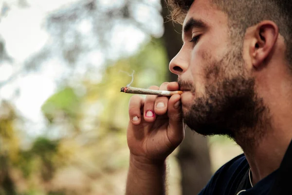 Close Homem Fumando Cigarro Maconha Uma Floresta — Fotografia de Stock