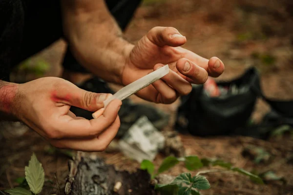 在森林里翻滚大麻香烟的一只手的特写 — 图库照片