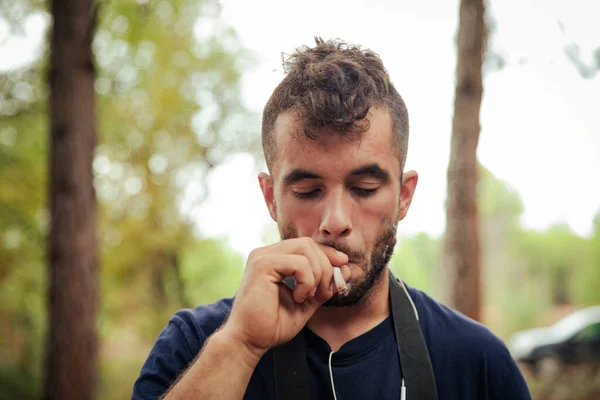 Ormanda Marihuana Içen Bir Adamın Yakın Çekimi — Stok fotoğraf