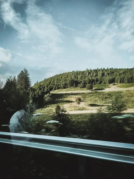 Mountain Hill Utsikt Genom Bilfönstret Med Reflektion Och Rörelse — Stockfoto