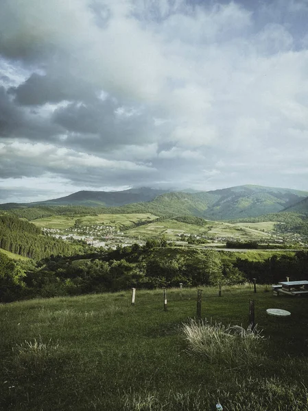 山の谷の村の丘からの眺め — ストック写真