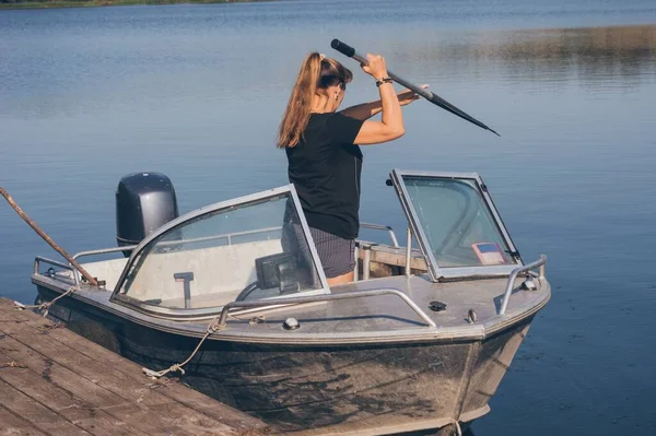 Frau Mit Paddel Motorboot Auf Fluss Sonnigem Tag — Stockfoto