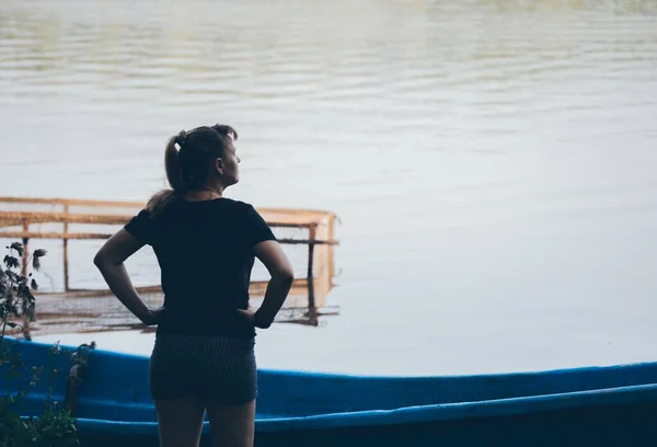 女はボートと漁網の前に立っている — ストック写真
