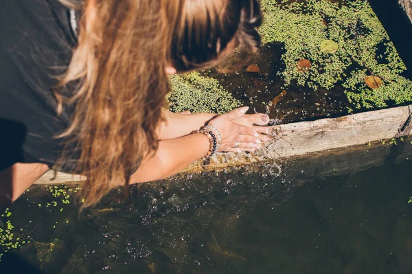 Vrouw Spoelt Haar Voeten Rivierwater Zonlicht — Stockfoto