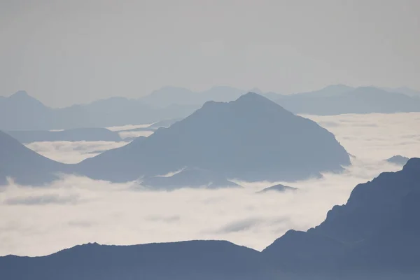 Skaliste Grzbiety Górskie Zachodzie Słońca Mgłą — Zdjęcie stockowe