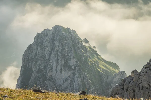 落雾下的岩石山脊 — 图库照片