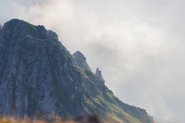 Crestas Rocosas Montaña Atardecer Con Niebla —  Fotos de Stock