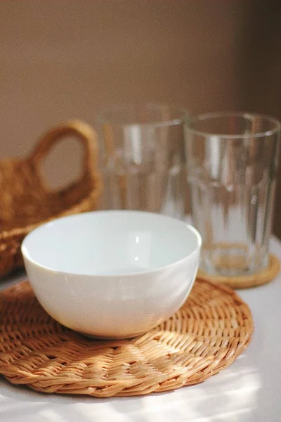Белая Чаша Два Стакана — стоковое фото