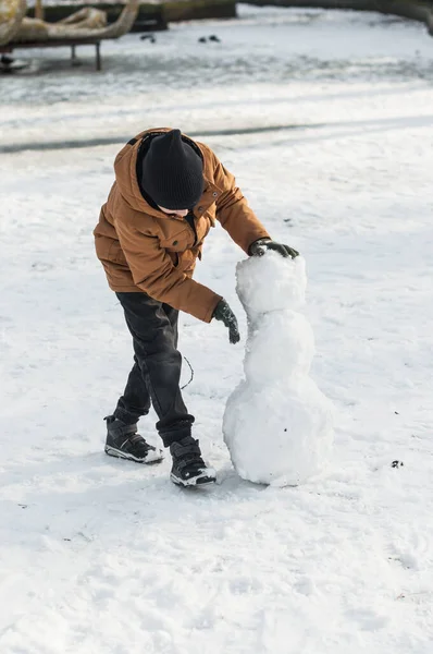 Bir Çocuk Kardan Adam Yapar — Stok fotoğraf