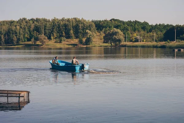 Два Рибалки Моторних Човнах Вітрила Річці Проти Лісового Ландшафту Стокове Фото