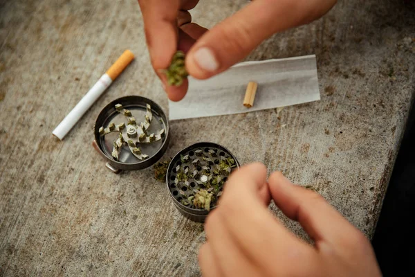 Händerna Man Som Förbereder Marijuana Joint Med Kvarn — Stockfoto