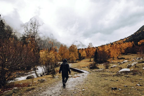 Человек Ходит Долине Окруженной Горами Деревьями — стоковое фото