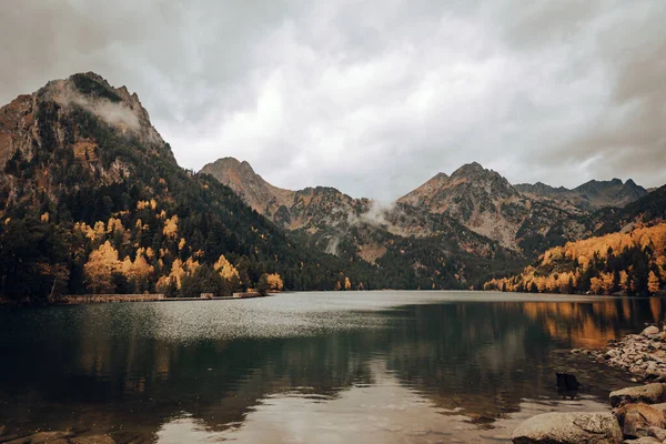Montaña Junto Lago Algunos Árboles Durante Día Nublado —  Fotos de Stock