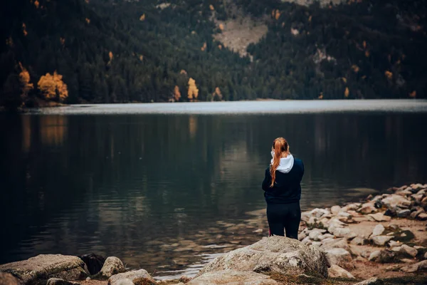 Дівчина Ззаду Фотографує Своїм Смартфоном Прекрасному Озері Стокове Зображення