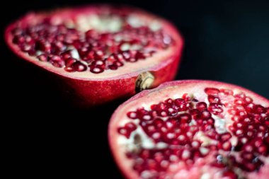 Nar Dilimi Koyu siyah masa üstünde Ayrıntıları Kapat