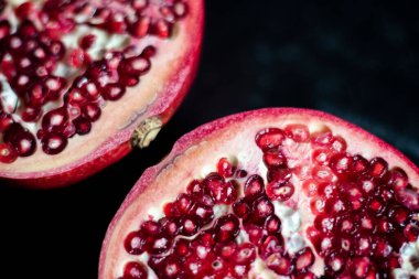 Minimum Nar Dilimi Koyu siyah masa üstünde Ayrıntıları Kapat