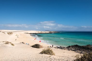 Corralejo, Fuerteventura, İspanya: 30 Eylül 2020: İspanya 'da Kanarya Adaları' ndaki Fuerteventura 'daki Parque Natual Dunas de Corralejo' da acı çekmeyi öğrenen amatör insanlar.