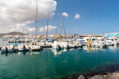 Corralejo, Fuerteventura, İspanya: 30 Eylül 2020: Kanarya Adaları 'ndaki Fuerteventura' da Corralejo limanında güneşli bir gün.