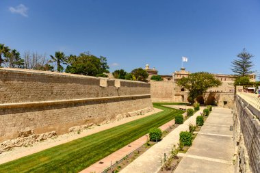 Tarihi binalarıile Malta adasında şehir M'dine