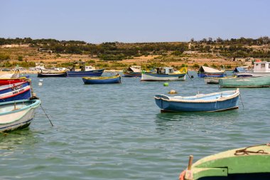 Marsaxlokk, Malta 'daki Liman köyünde renkli tekneler Luzzu.