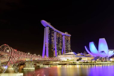 Alacakaranlık 'ta Marina Bay Sands Kumarhanesi. Singapur.