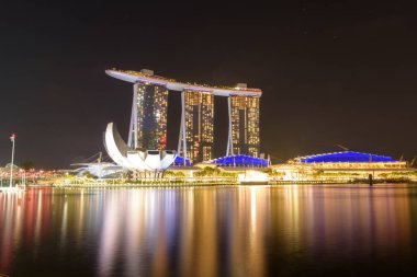 Alacakaranlık 'ta Marina Bay Sands Kumarhanesi. Singapur.