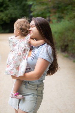 Anne ve kızı sarılıyorlar.