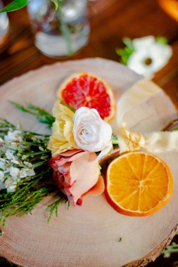 Yan Görünüm Citrus Buketi Tahtada