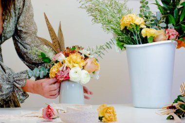 Beyaz Arkaplanda Kurdeleli Çiçekçi Hazırlık