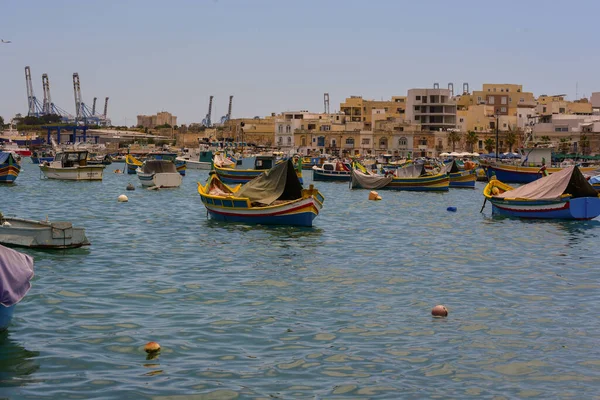 Marsaxlokk Malta Daki Liman Köyünde Renkli Tekneler Luzzu — Stok fotoğraf