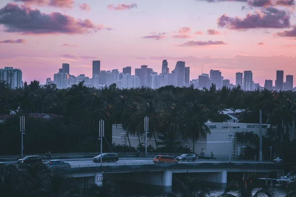 Miami Usa Florida Skyline Bij Zonsondergang Kleuren Hemel Violet — Stockfoto