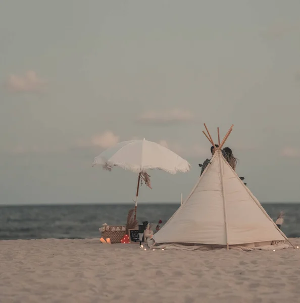 Romantik Sahne Şemsiyesi Kumsalda Beyaz Aşk Çifti — Stok fotoğraf