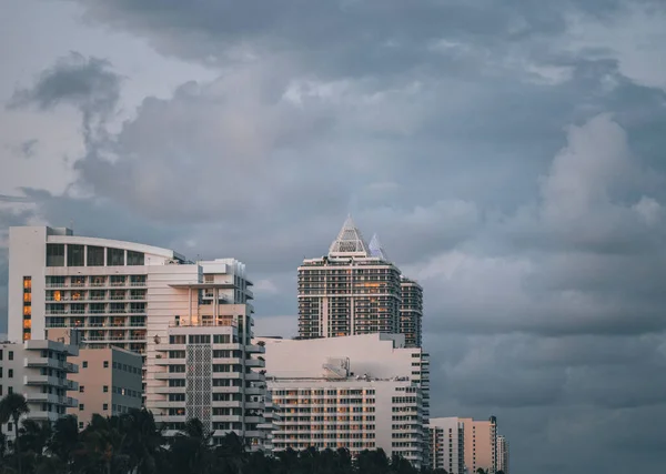 Σύννεφα Πάνω Από Τον Ορίζοντα Της Πόλης Miami Beach — Φωτογραφία Αρχείου