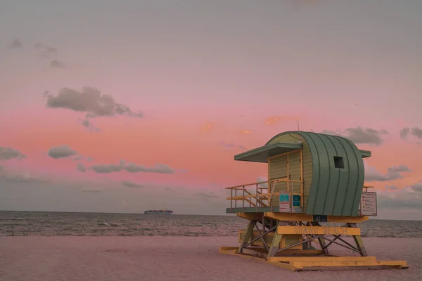 Auringonlasku Rannalla Kauniit Värit Miami Beach Hengenpelastaja Talo — kuvapankkivalokuva