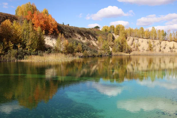 Piękny Jesienny Krajobraz Błękitnego Jeziora — Zdjęcie stockowe